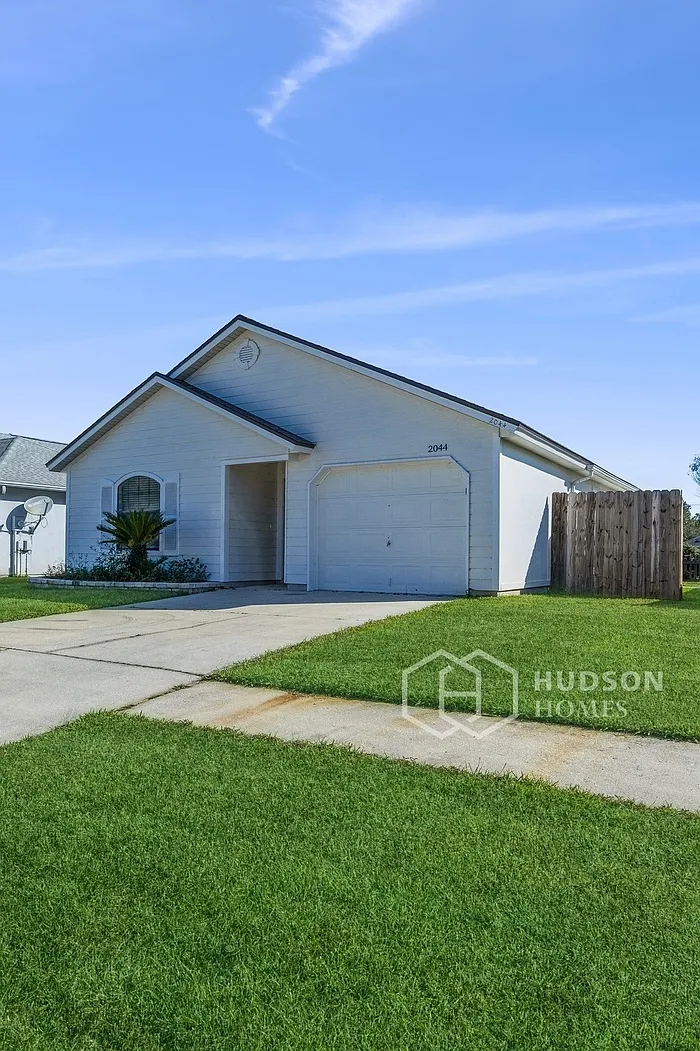 3 bed, 2.0 bath, 1380 sqft, $1,840 — Photo 3