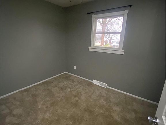 5th image of 134 Roberts St