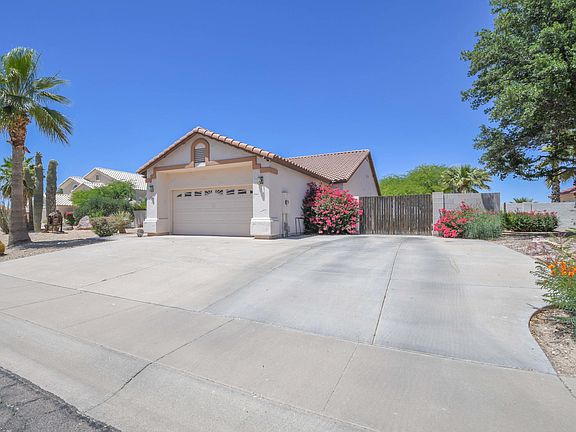 2nd image of 556 W Casa Grande Lakes Blvd N