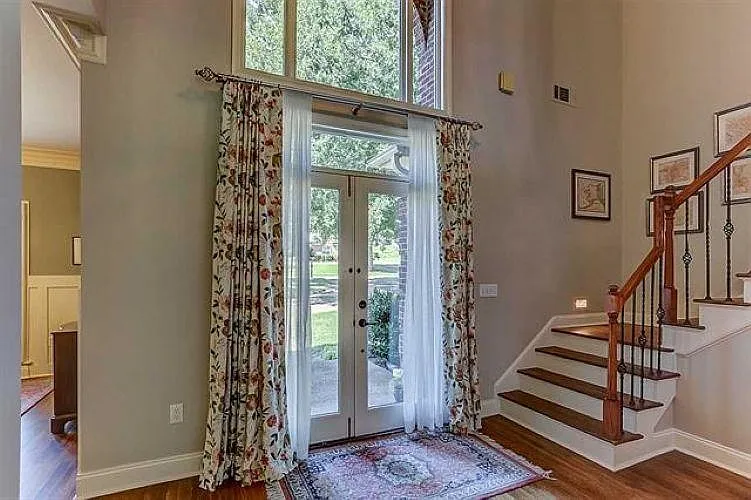 5 bed, 4.5 bath, 4045 sqft, $4,300 — Photo 2
