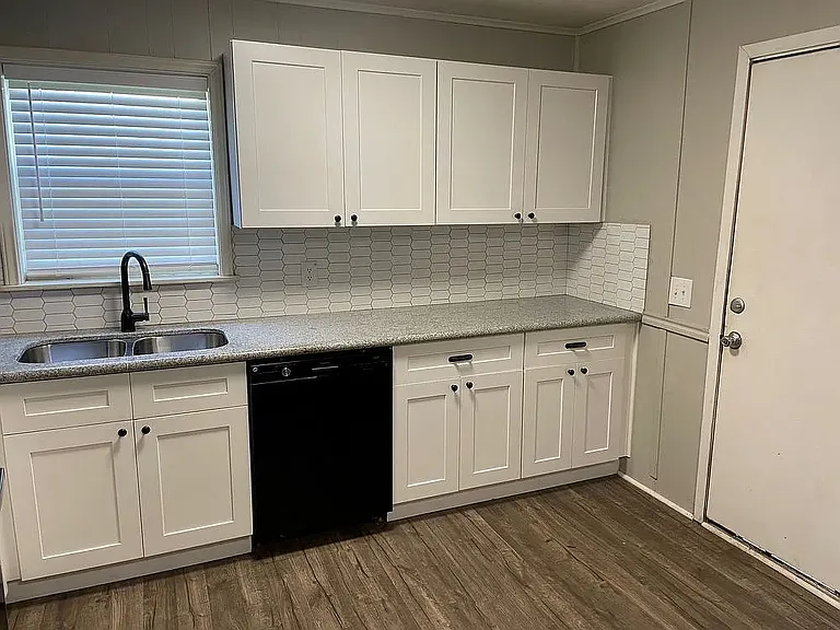 6352 Diamond Ave — Photo 2
