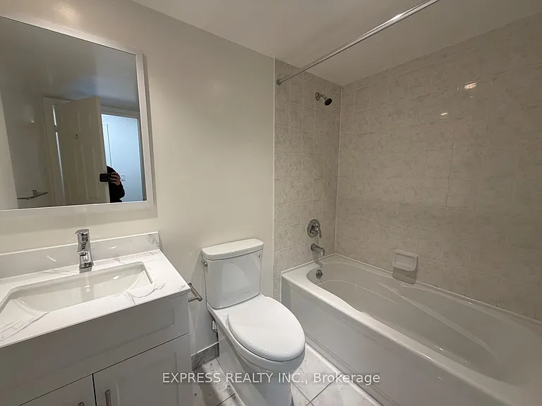168 Simcoe St #901 — Photo 8
