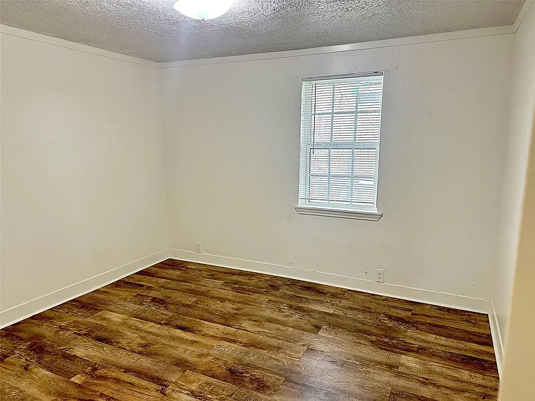 1005 Avenue E 1/2 — Photo 18