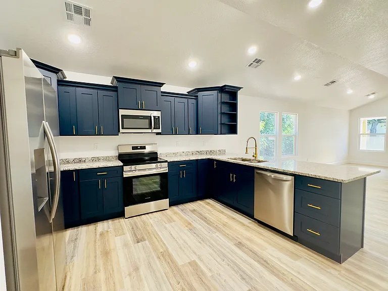 704 N Liberty St — Photo 2