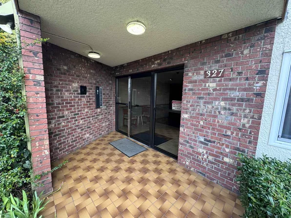 327 9th St #103, New Westminster, BC V3M 3V8