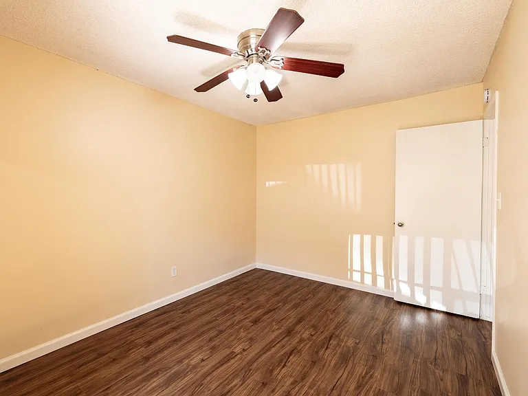 Sleepy Hollow Apartments — Photo 32