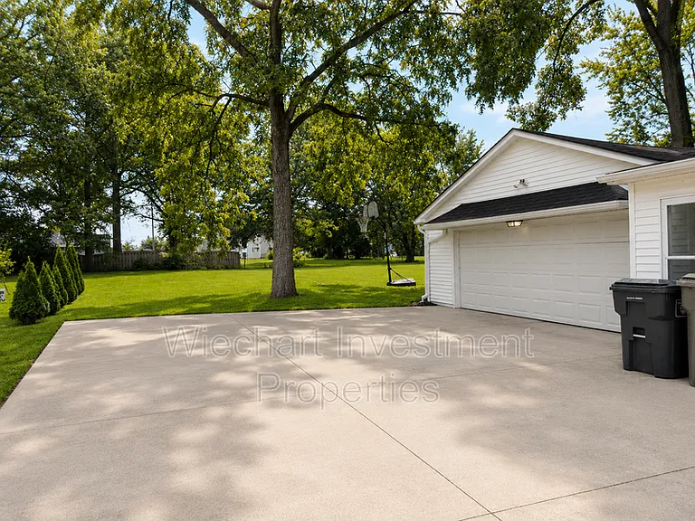 136 E Edwards St — Photo 4