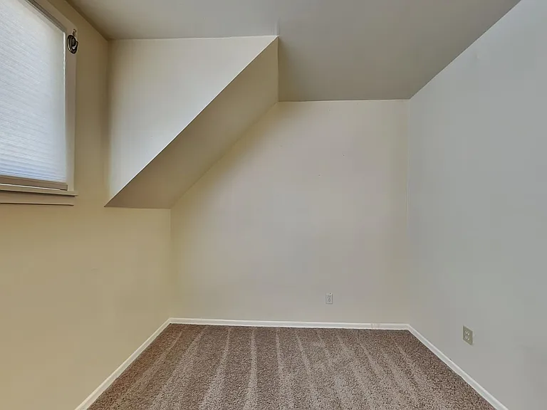 914 E Indiana Ave — Photo 16