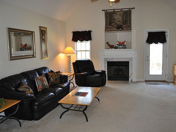 Huge family room w/gas FP