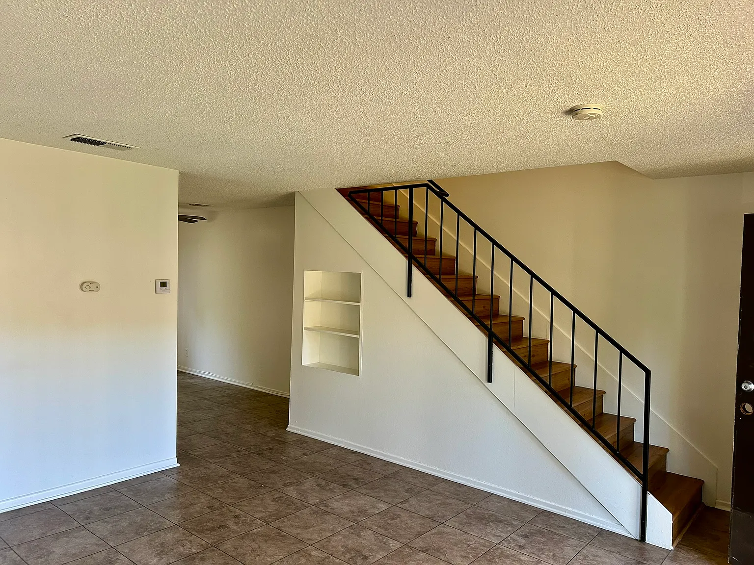 2 bed, 1.5 bath, 1100 sqft, $2,000 — Photo 2
