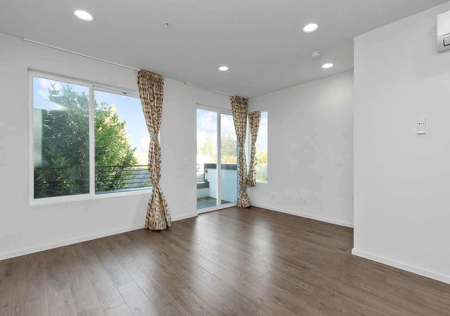 Gorgeous 4BD townhouse in Loyal Heights — Photo 2