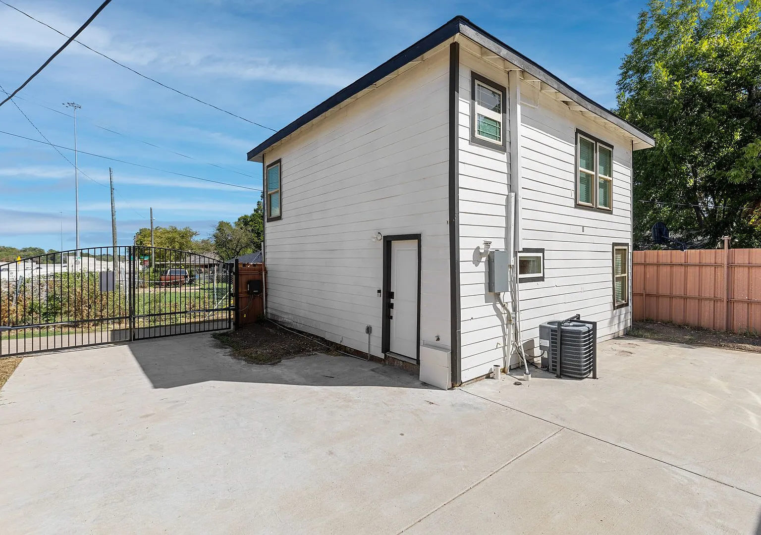 Updated 3 Bed / 2 Bath Two-Level Home with Granite Counters and Fenced Yard in Dallas — Photo 2