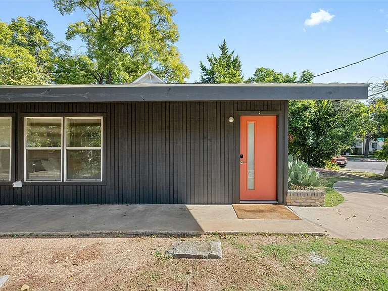 2201 Leon St #D — Photo 2