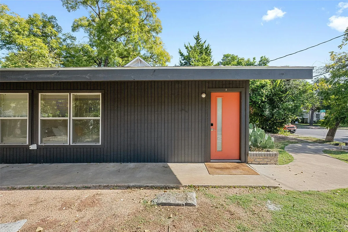 Building Photo - 2201 Leon St #D