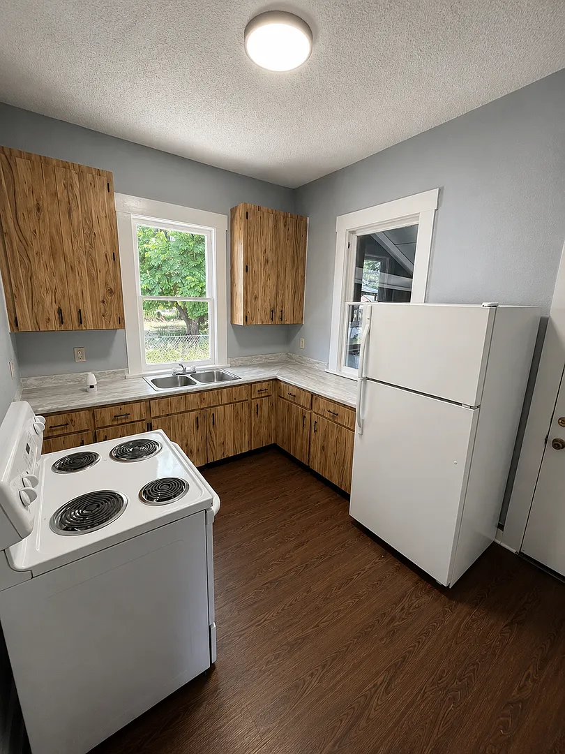 Spacious 3BR/1BA Lakeland Home with Large Covered Porch! — Photo 3