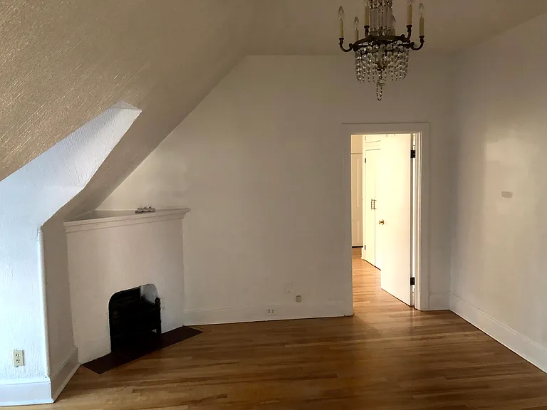 292 Frank St — Photo 2