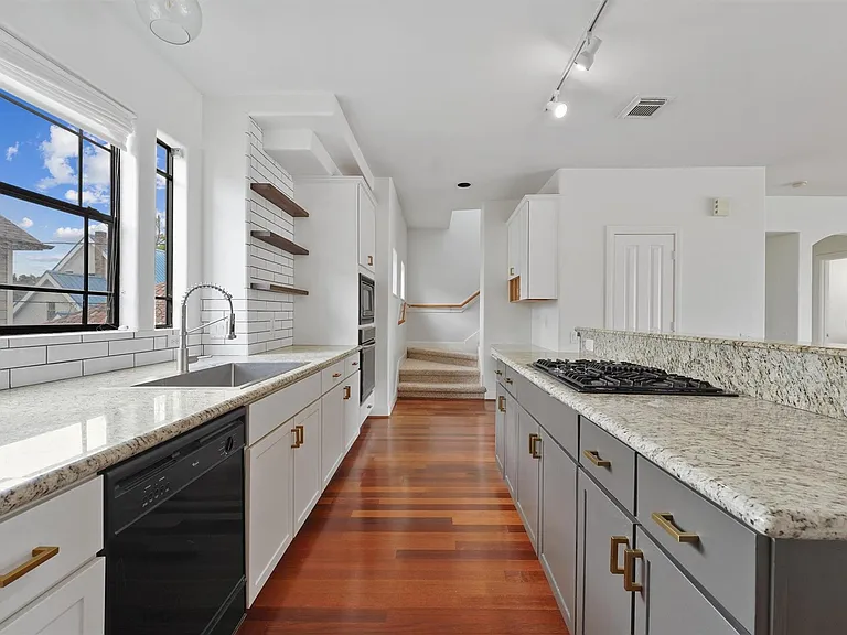 2402 Calumet St #D — Photo 1
