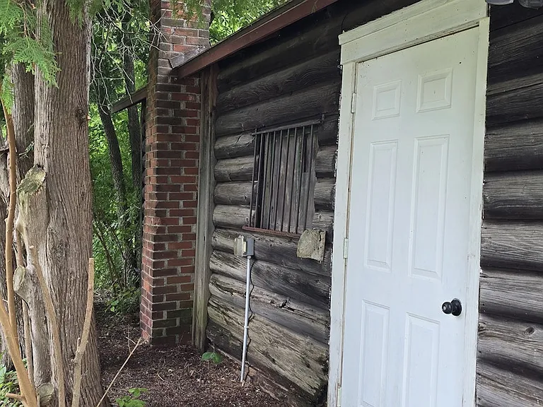 Single car garage on the corner of the lot