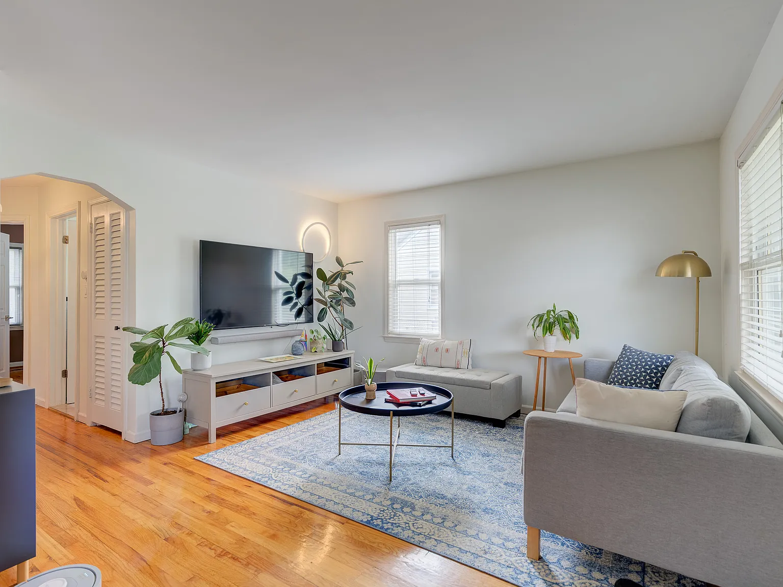 3 bed, 1000 sqft, $2,300 — Photo 2