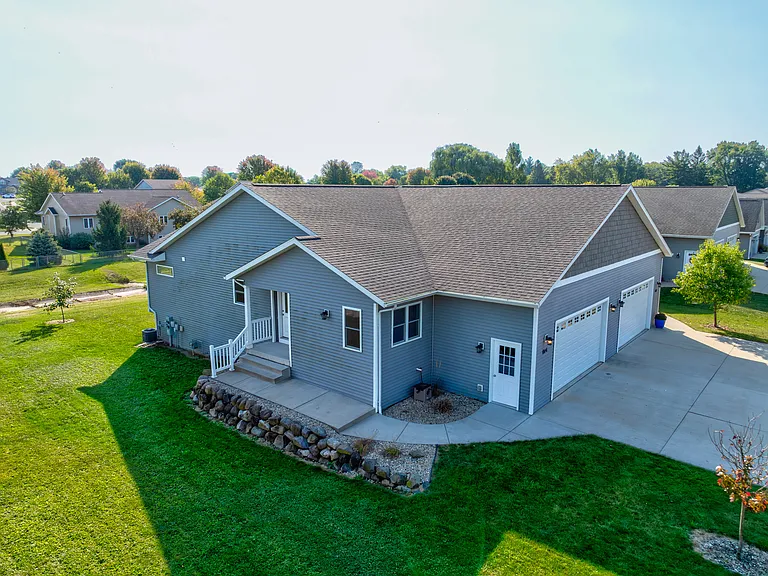 836 Thompson Dr — Photo 1