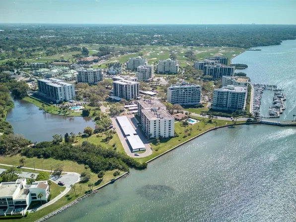 100 Oakmont Ln APT 204, Belleair, FL 33756