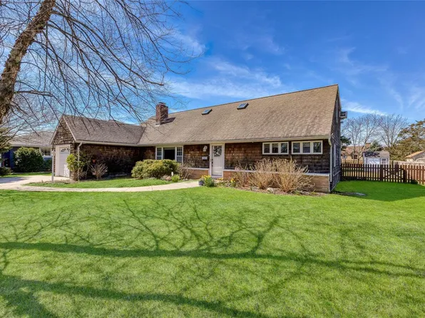 138 S Penataquit Avenue, Bay Shore, NY 11706