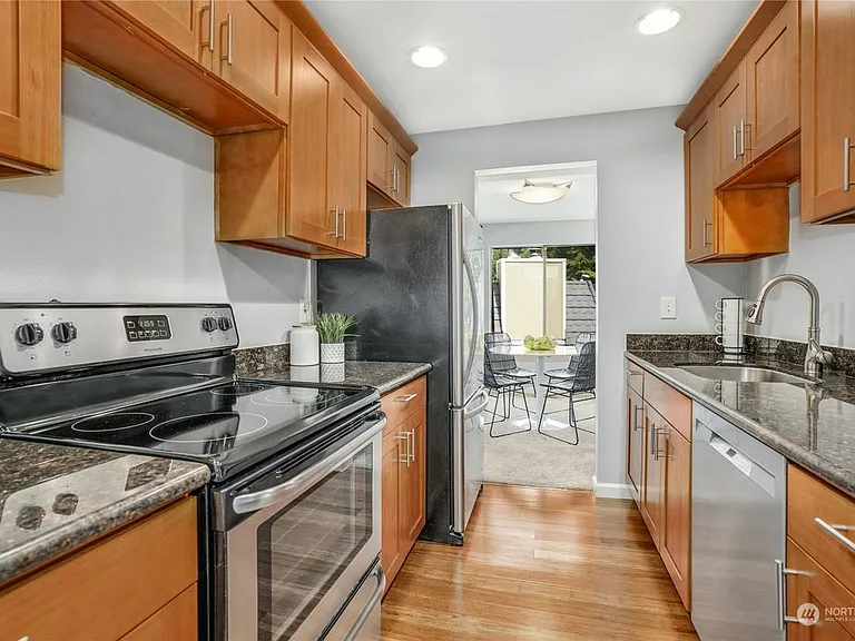 9905 NE 124th St #704 — Photo 7