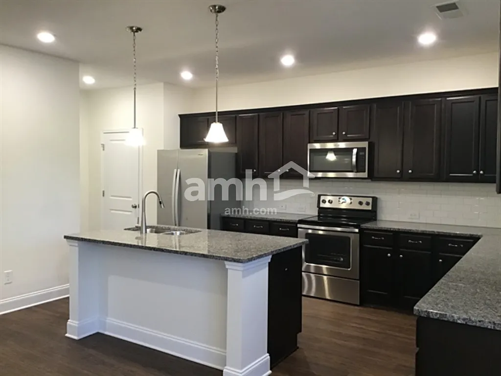 4 bed, 2.5 bath, 2401 sqft, $2,520 — Photo 4