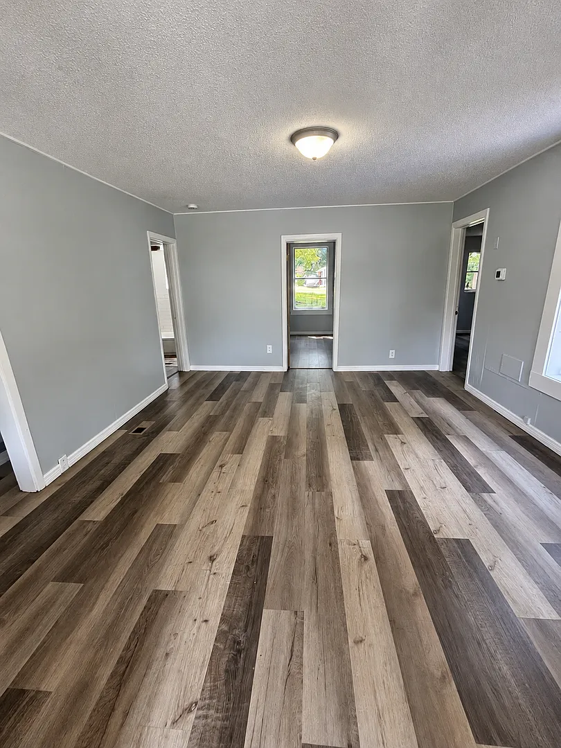 604 W 14th Street — Photo 2