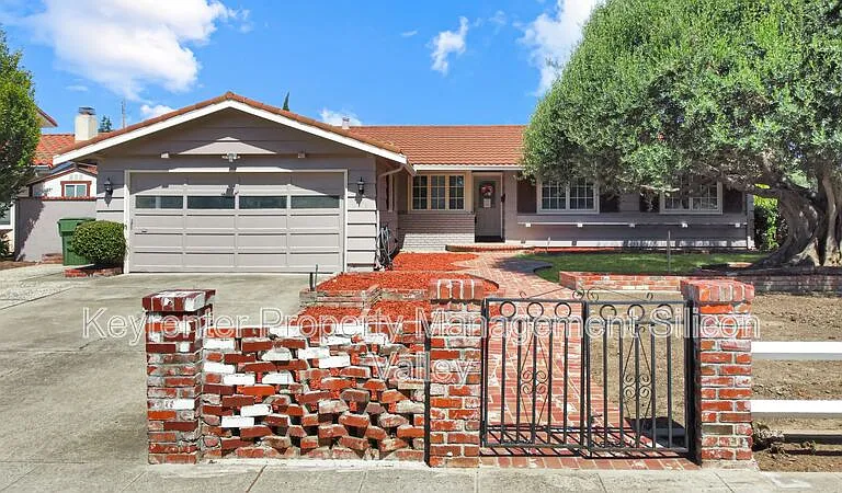 373 Redwood Ave — Photo 1