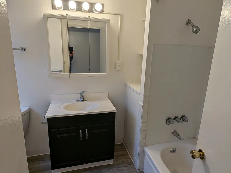 Cinebar Apartments — Photo 14