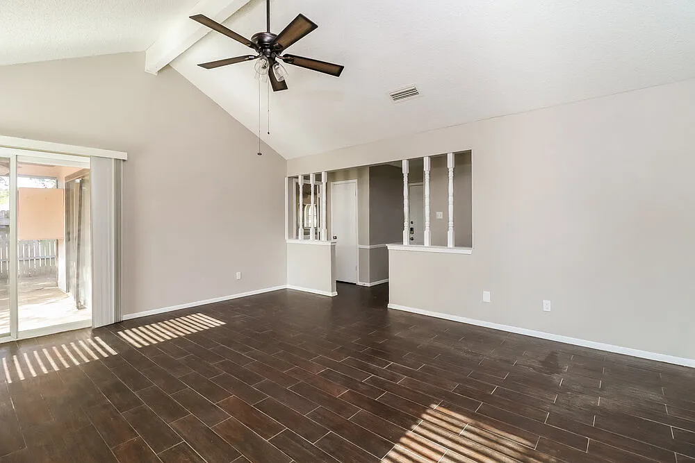 3 bed, 2.0 bath, 1221 sqft, $2,035 — Photo 4