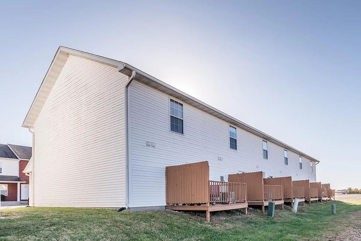 Building Photo - Crown Pointe