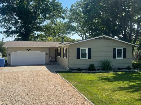 525 NE Edgewood Dr, Topeka, KS 66617