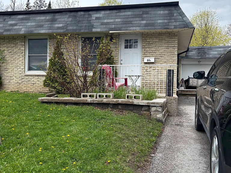 64 Daphne Cres #2 — Photo 1