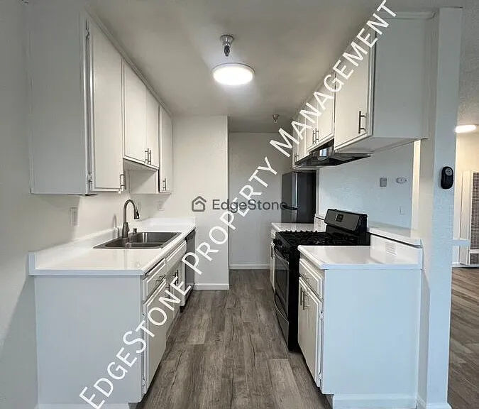 11610 Oxford Ave #7 — Photo 4