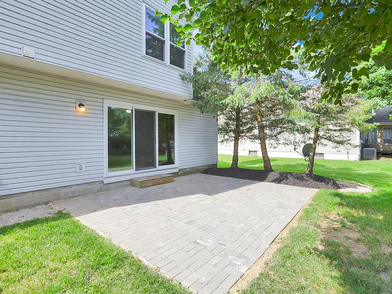 933 Briaro St — Photo 44