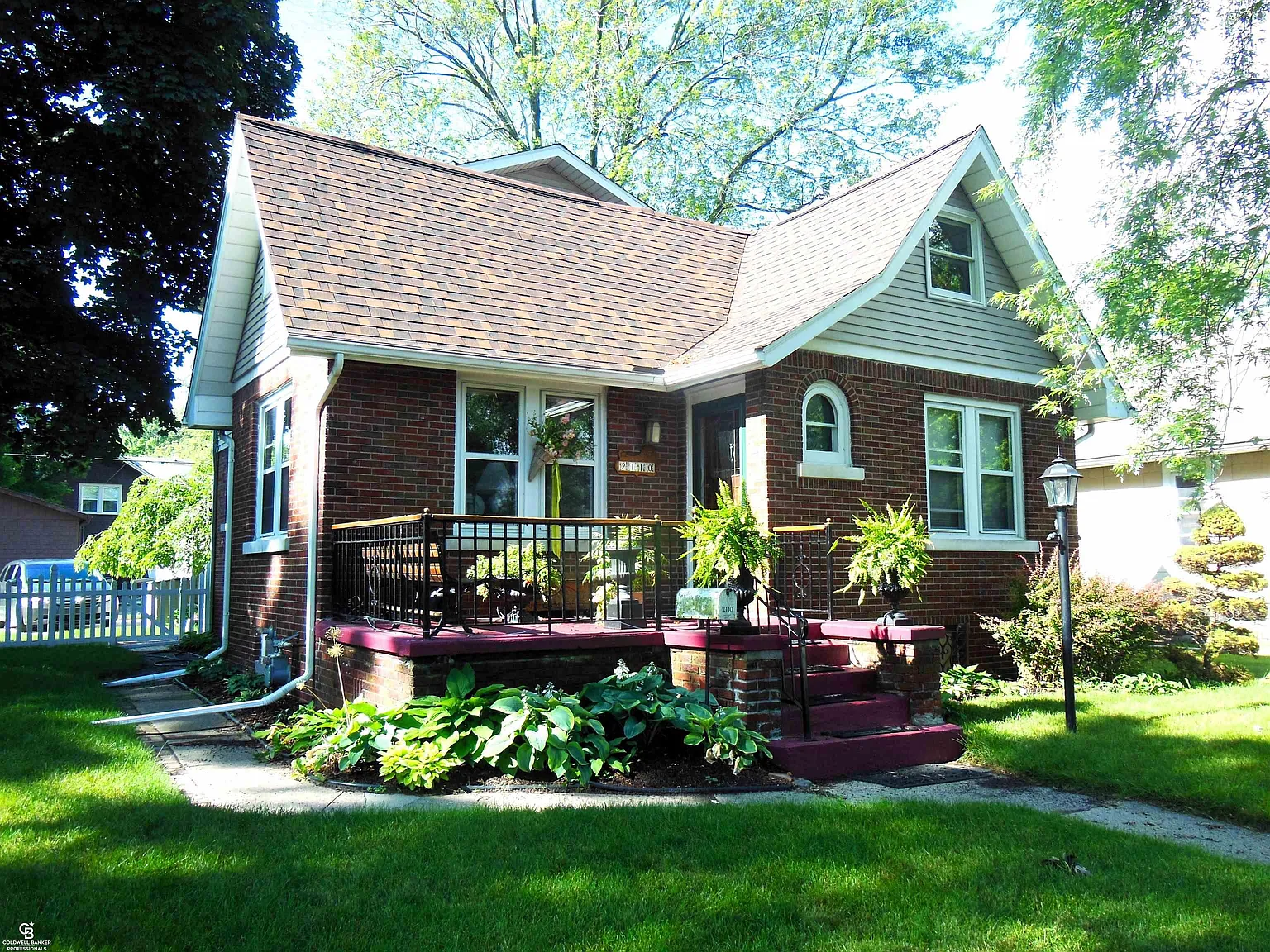 2110 White St photo 1