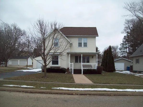 108 4th St, Walnut, IL 61376