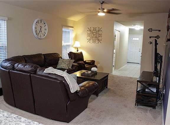 3rd image of 160 Lake Glen