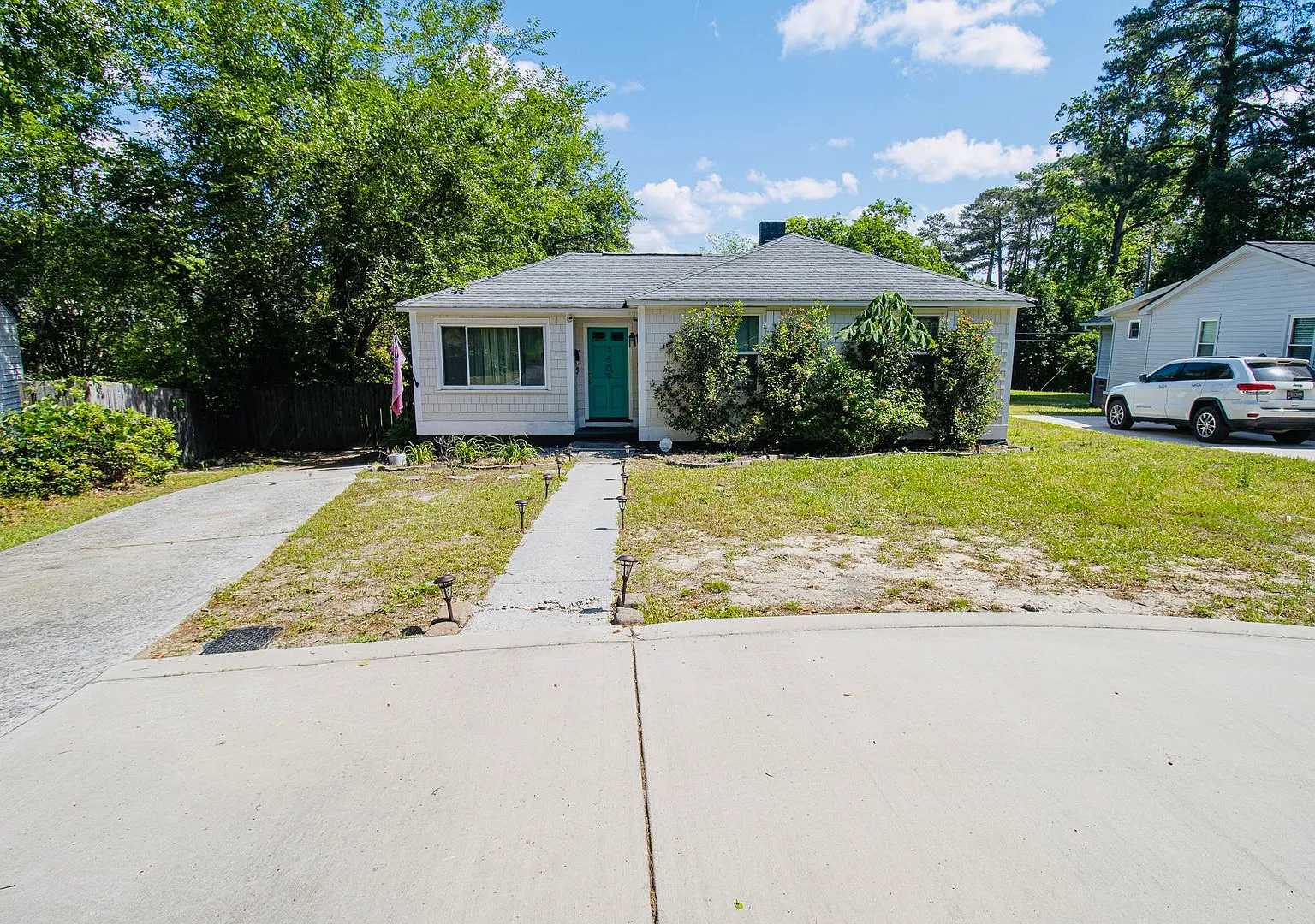 Adorable 3BR Rosewood Rental with Dreamy Porch & Fenced Yard! — Photo 2