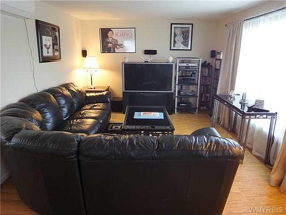 4th image of 33 Ermann Dr