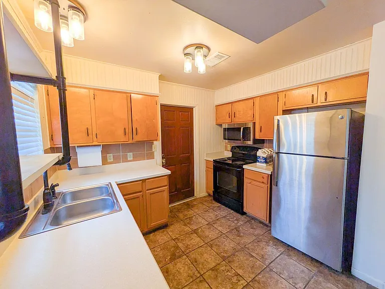 9225 Shepherd Dr — Photo 7