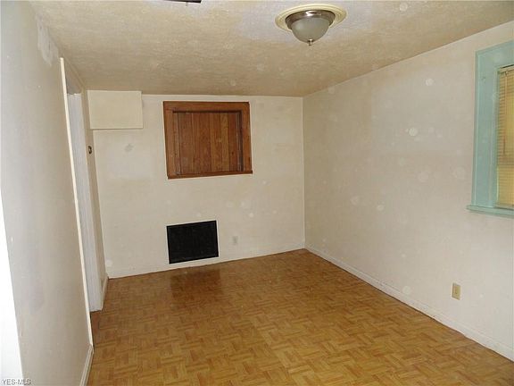 5th image of 4519 Lincoln Ave