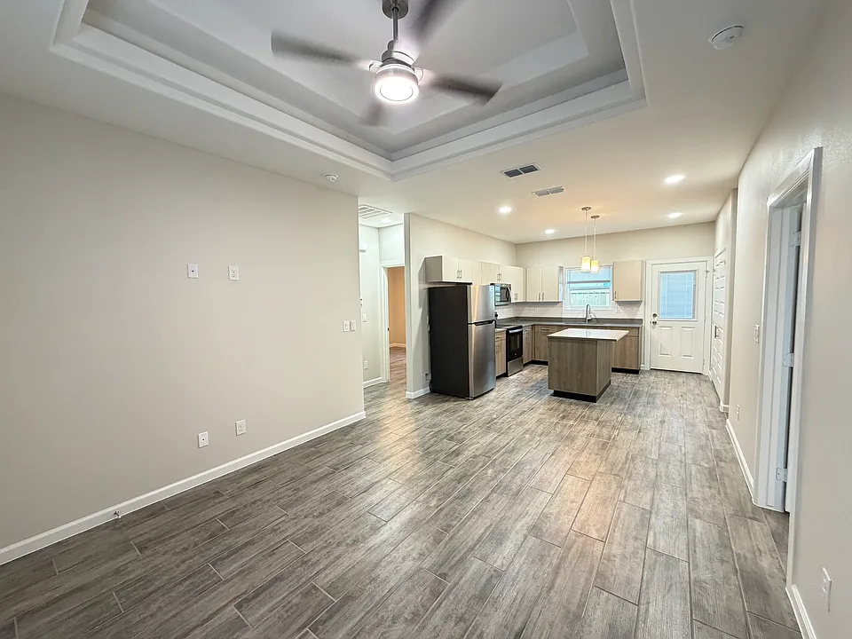 3800 Ventura Ave #2