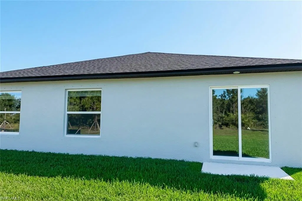 4 bed, 3.0 bath, 2174 sqft, $2,400 — Photo 2