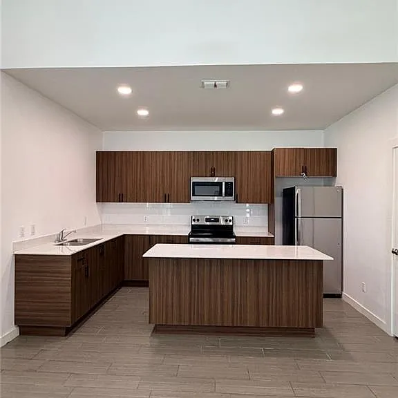 546 North Ave #B — Photo 4