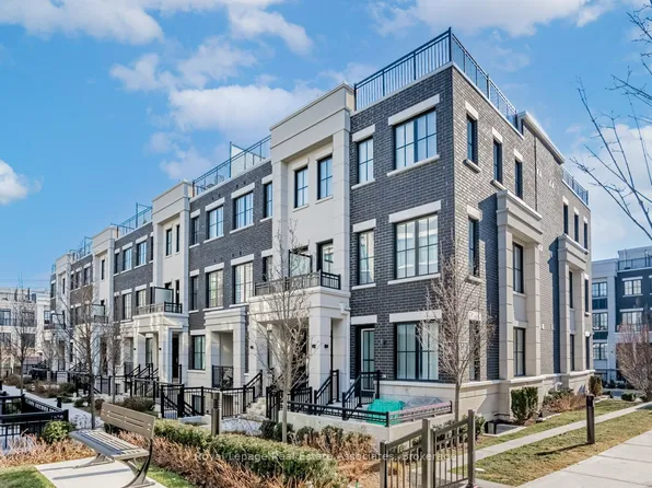 657 Cricklewood Dr #511, Mississauga, ON L5G 0B8