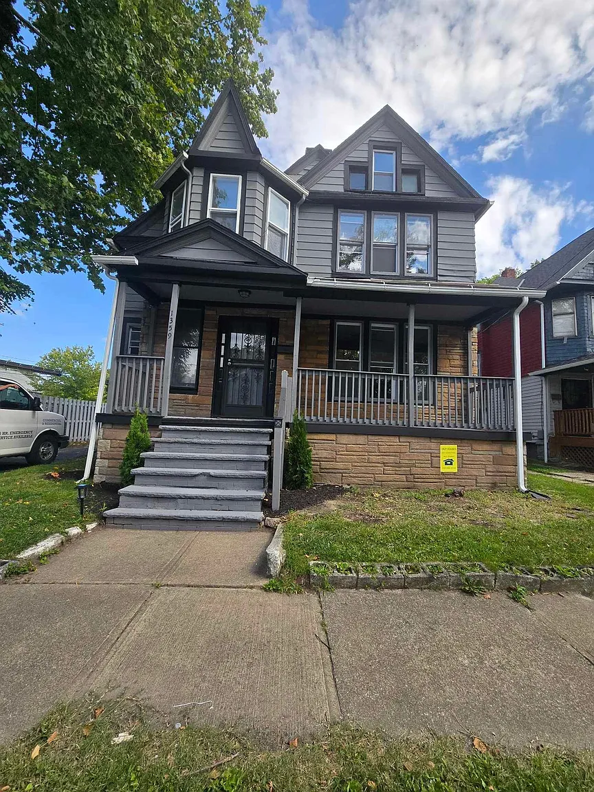 1359 E 110th St photo 1