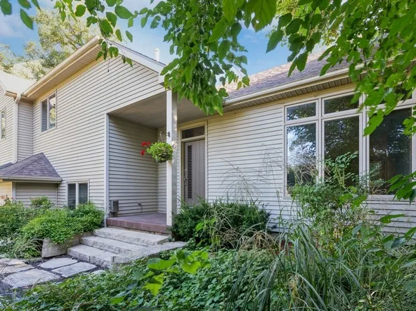 603 N Oaks Dr, Pella, IA 50219